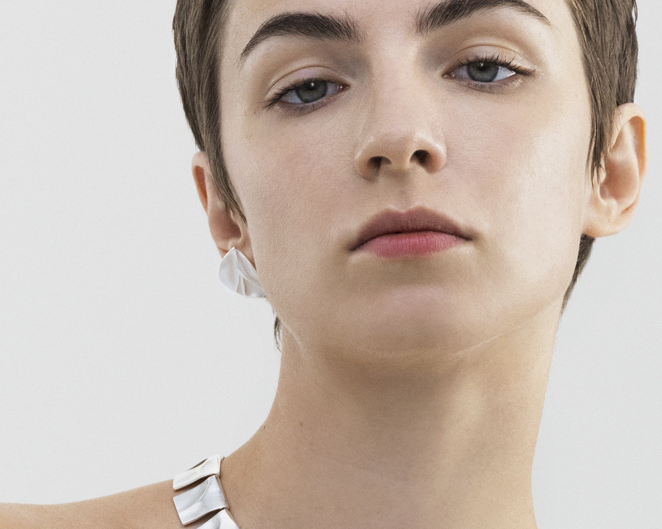 Kalevala-Gelo-korvakorut-ja-Cataract-rannekoru-Avaruushopea-sarjasta-muotoilija-Björn-Weckström.