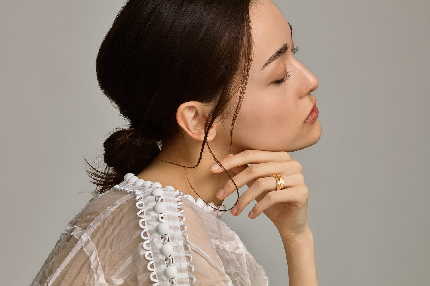 Kalevala-Love-Ikiaikainen-kultasormukset-naisella-käsi-kaulalla