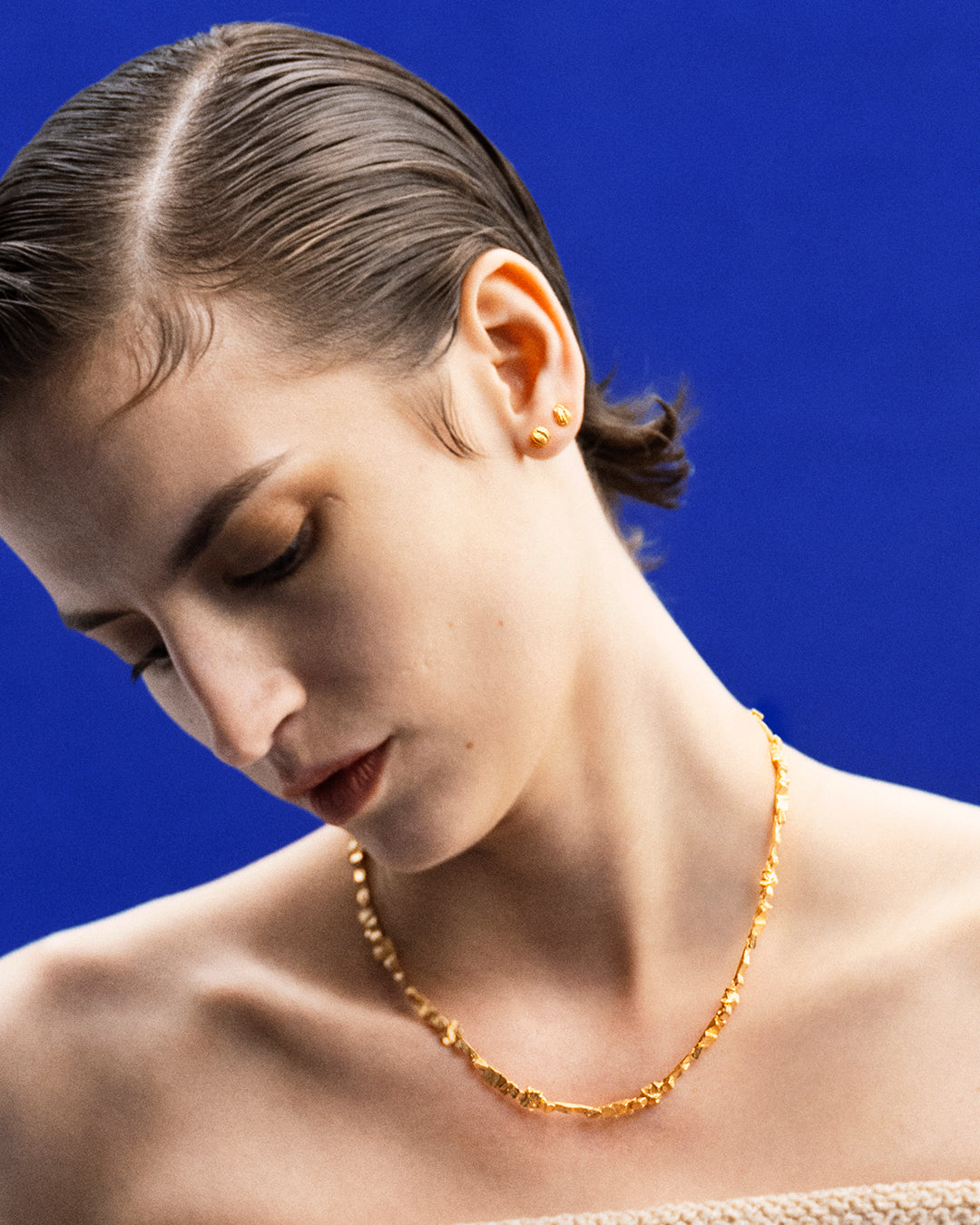 Kalevala-huomenlahjat-Kesäyön-ruusu-tyttö-ja-hiuspanta