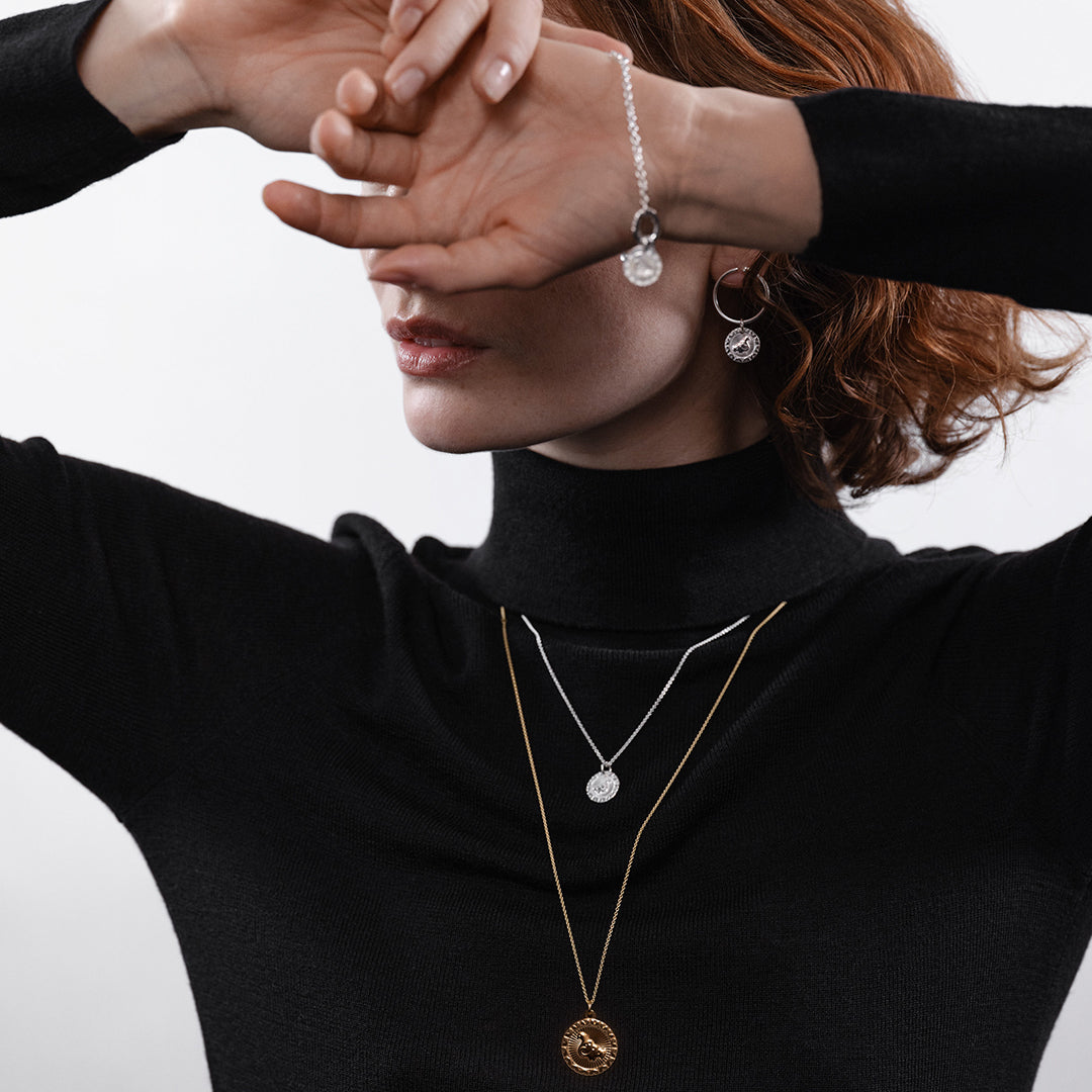 Amuletti-Taikalintu-voimakorut-pronssi-hopea-kädet-kasvojen-edessä