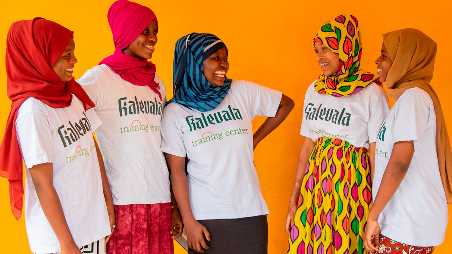 Kalevala-Training-Center-nauravat-opiskelijat-värikkäät-huivit