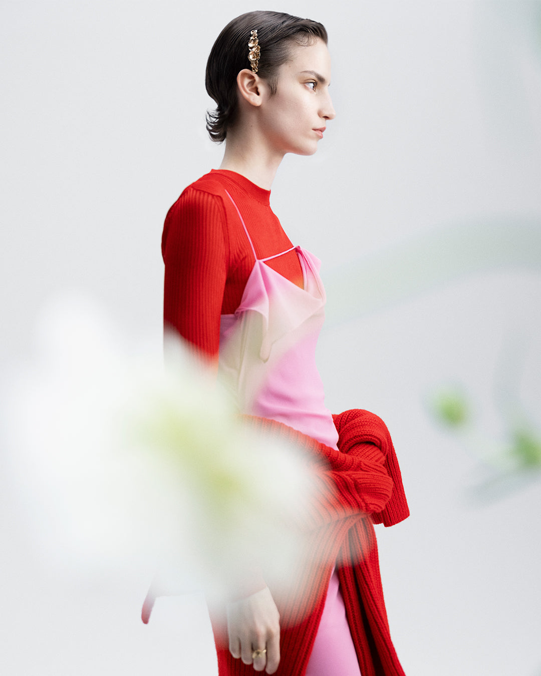 Kesäyön ruusu -hiuskampa tekee hetkestä juhlan.