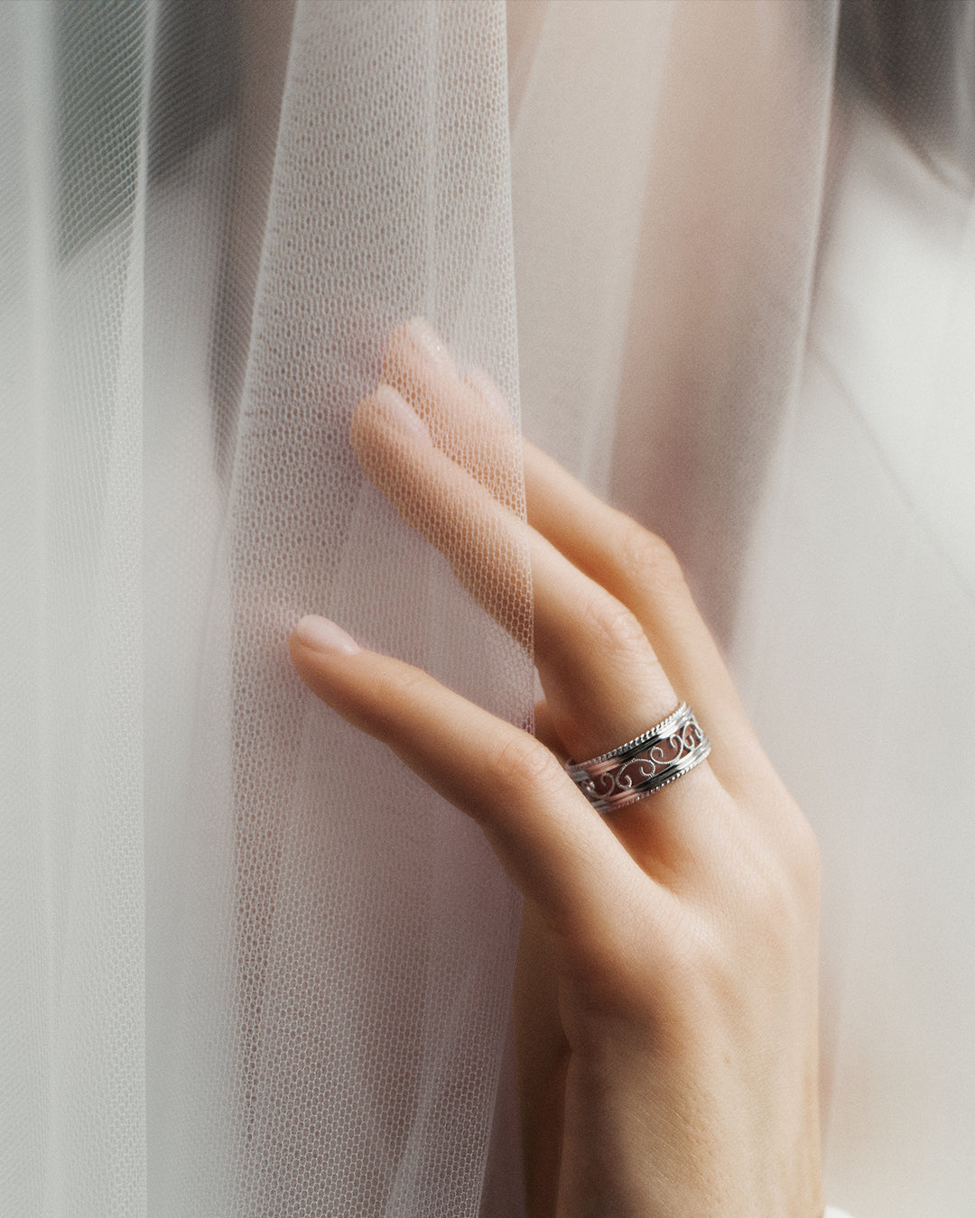 Filigree ring wide whitegold