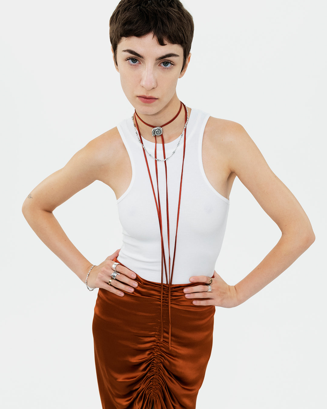 Kalevala-Pidetty-Vaskikäärme-nauhat-ja-hopeiset-sormukset