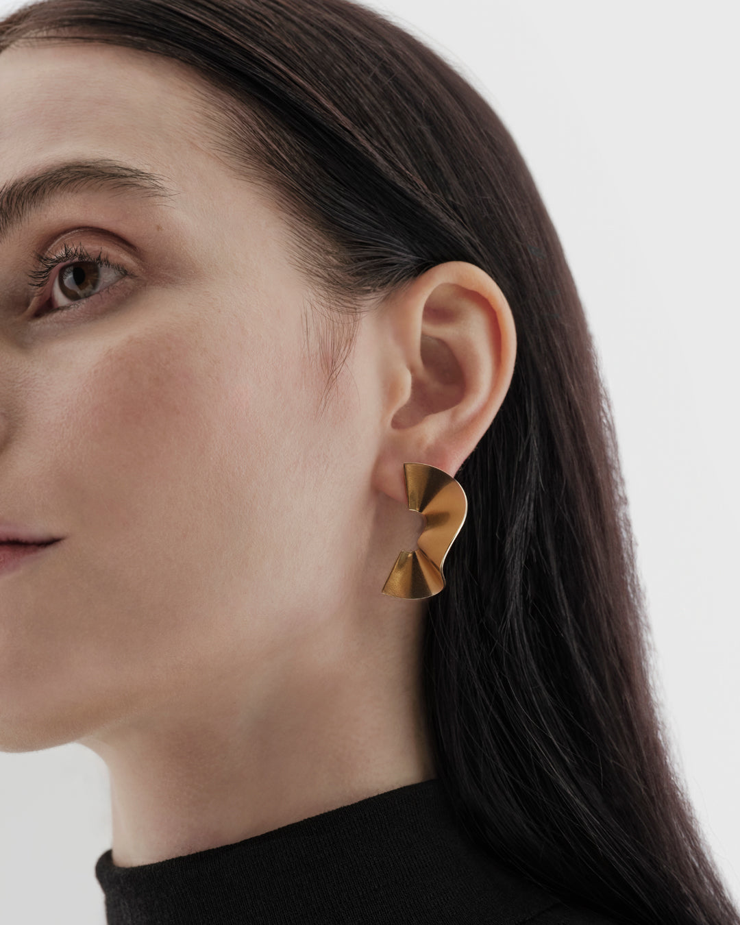 Alluring single earring round bronze left