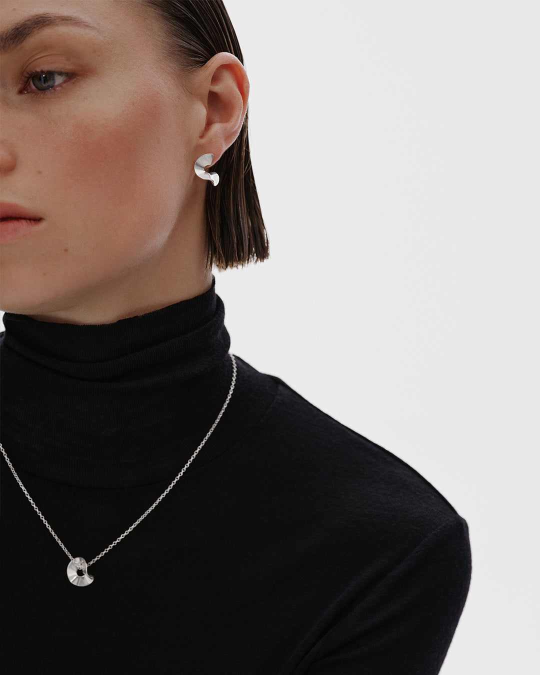 Alluring pendant silver