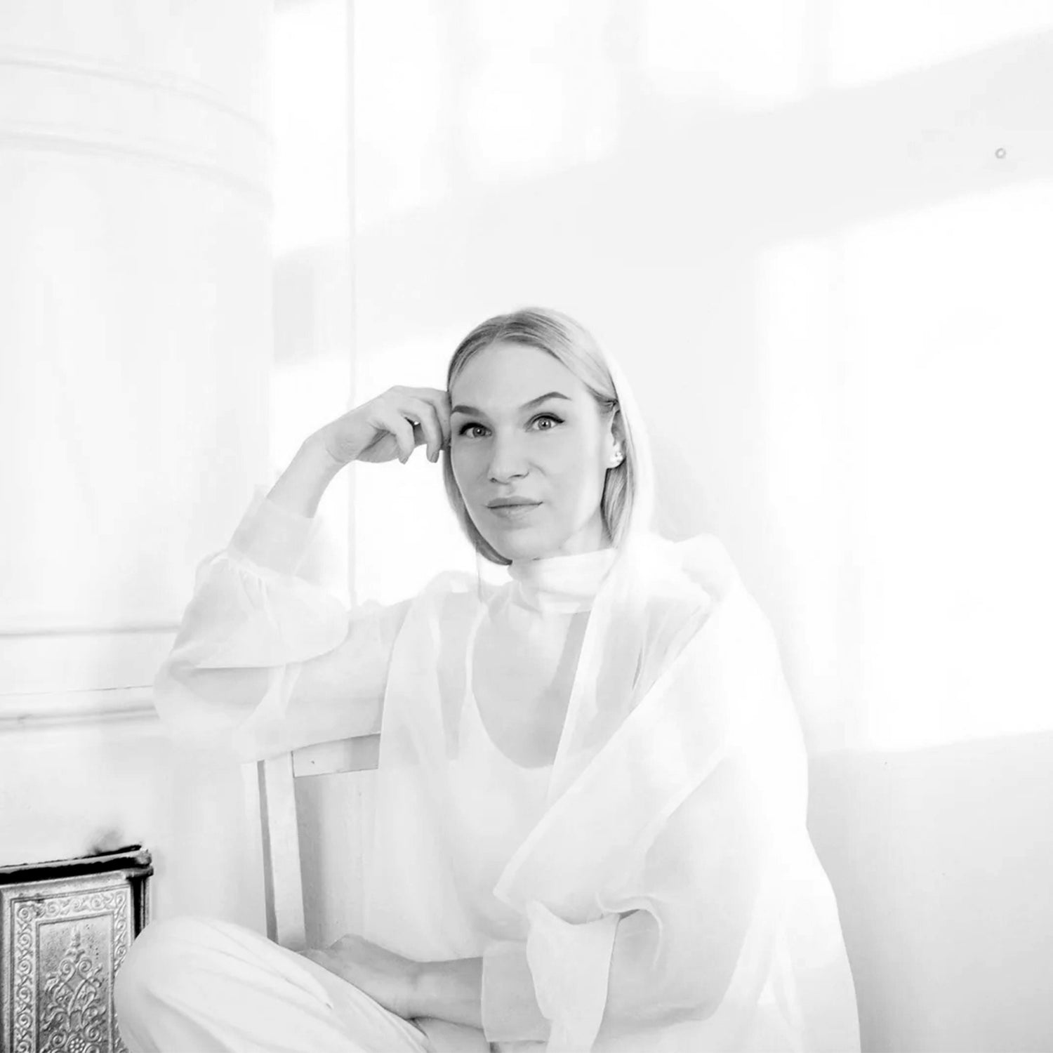 Kalevala-Kesäyön-ruusu-korusarjan-suunnittelija-Anni-Ruuth.