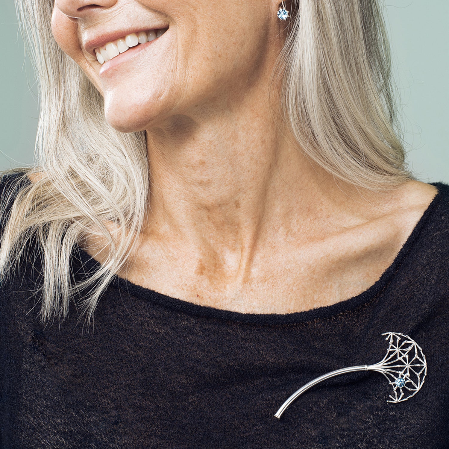 Naisen ääni -rintakoru hopea hymyilevä nainen