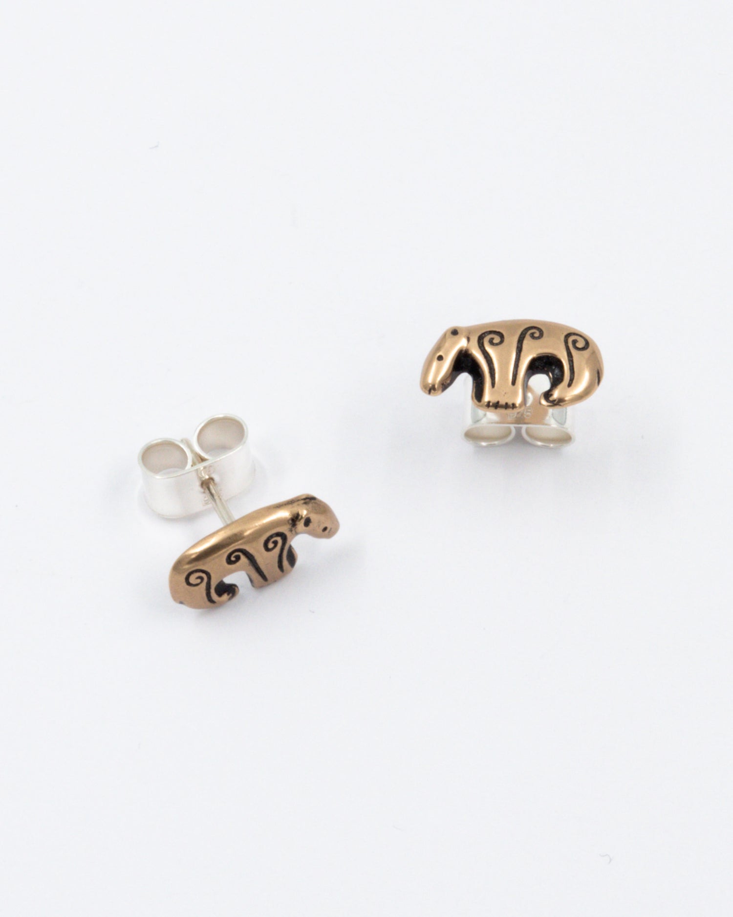 Pidetty Kalevankarhu-nappikorvakorut pronssi