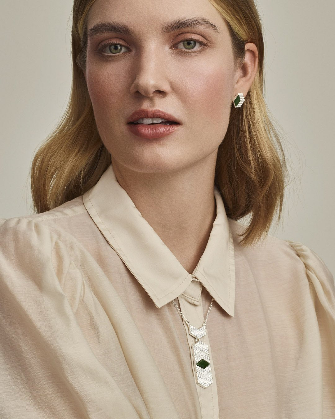 Haltija-kaulakoru hopea