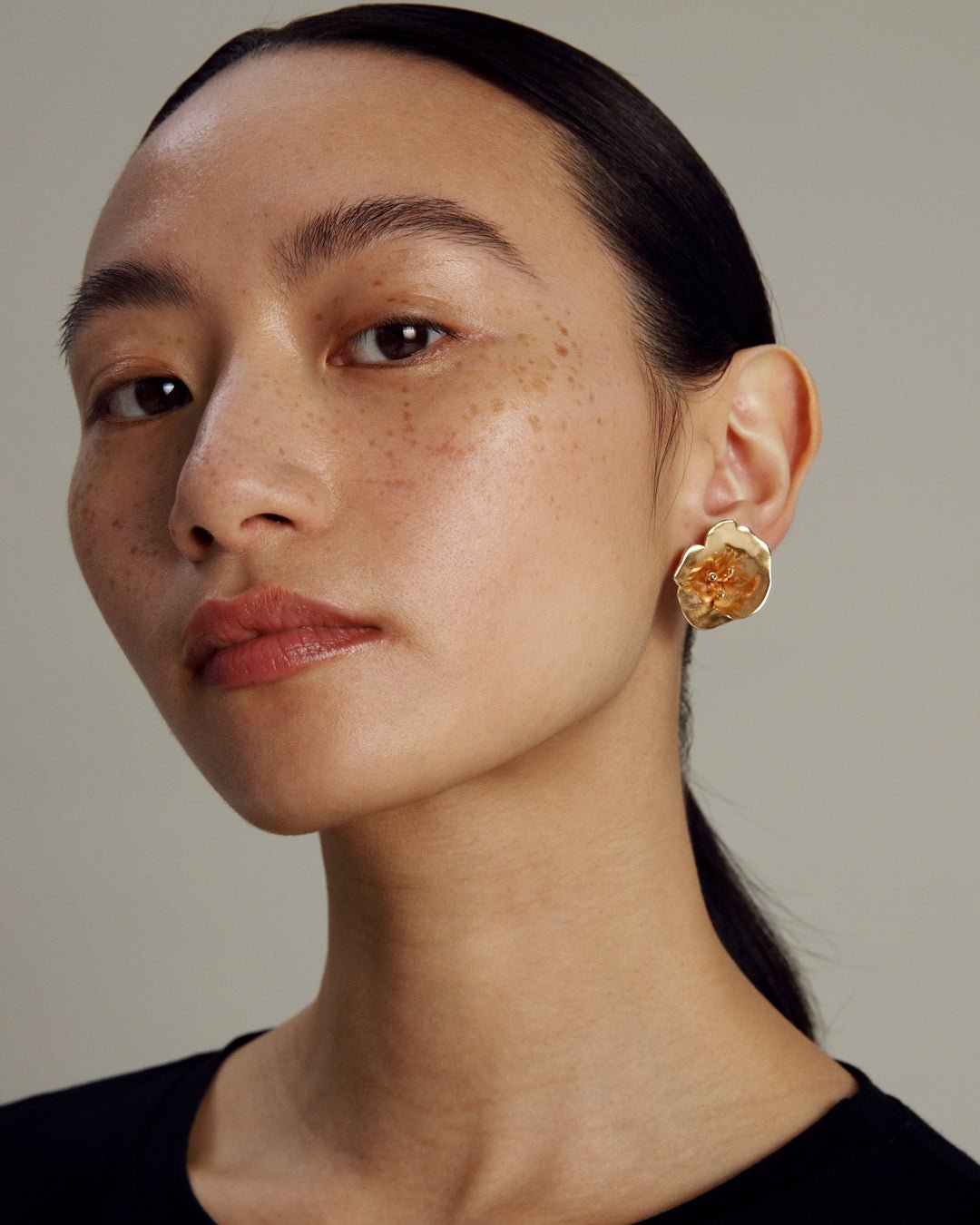 Kesäyön ruusu -korvakorut pronssi puolipari vasen