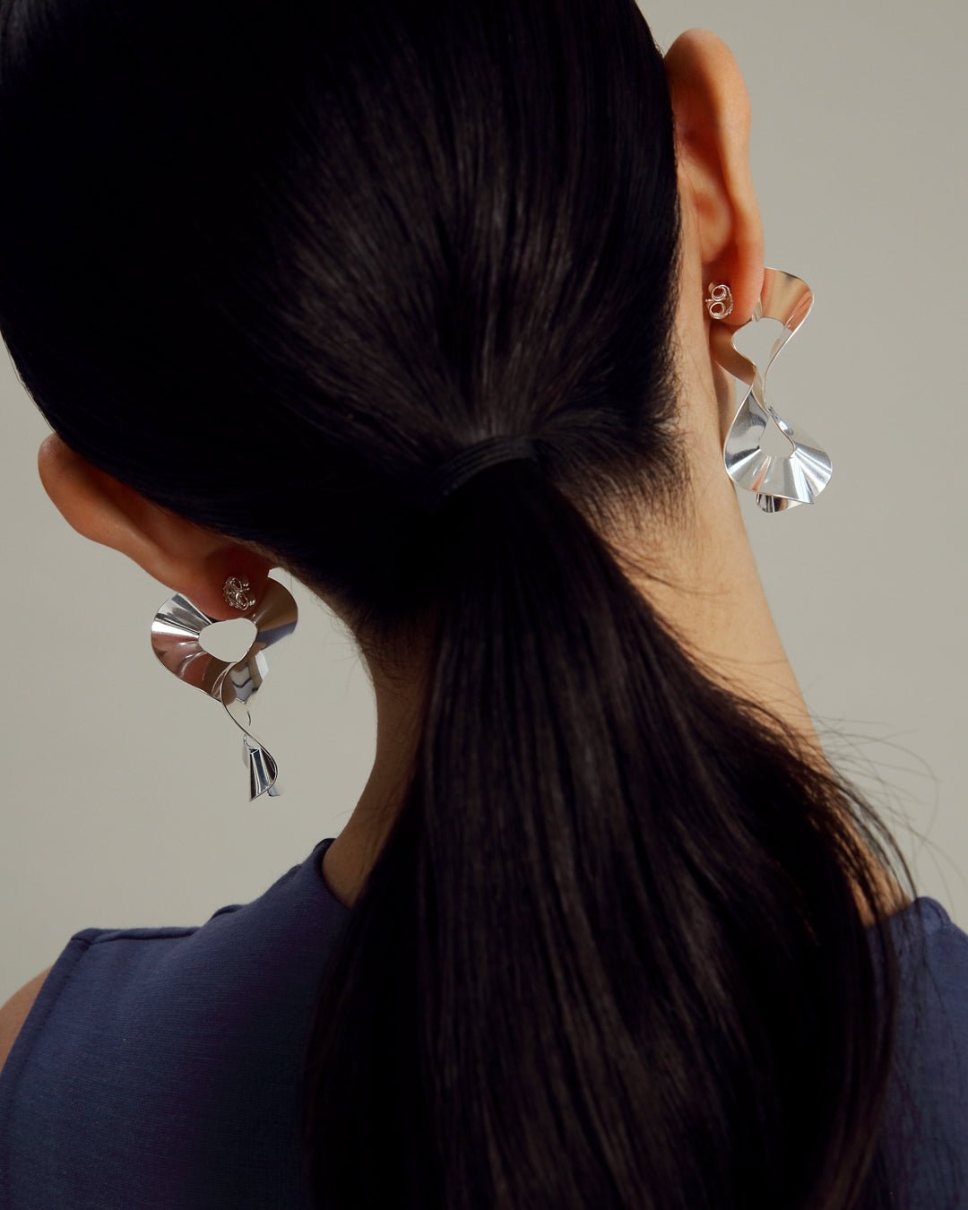 Vetovoima-korvakorut isot hopea