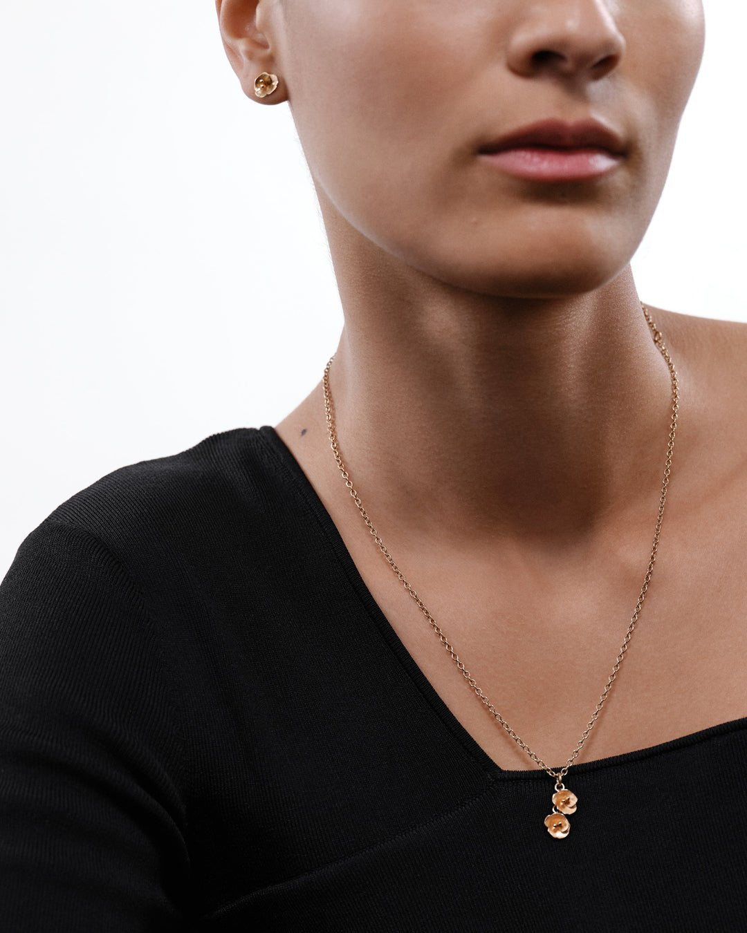 Kesäyön ruusu -korvakorut mini pronssi puolipari vasen