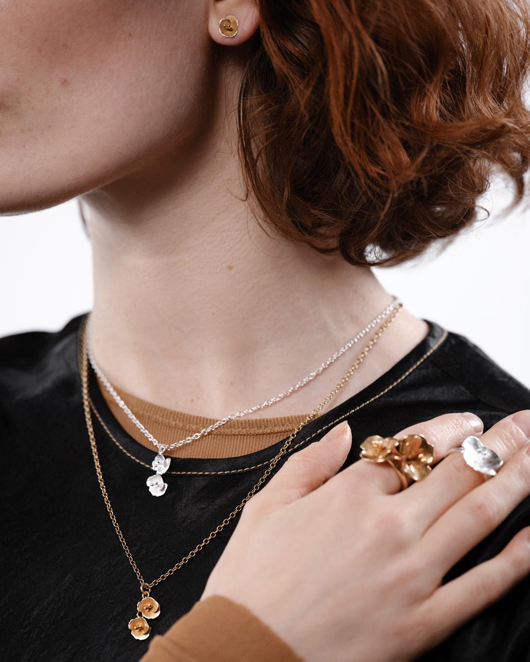 Kesäyön ruusu -korvakorut mini pronssi puolipari vasen