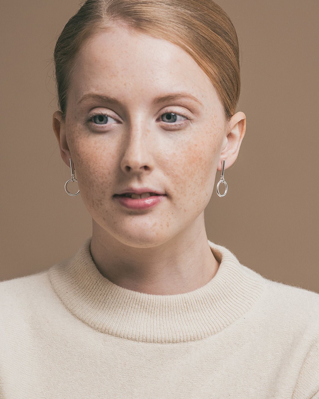 Fokus-korvakorut hopea