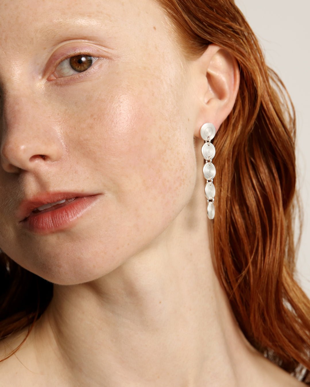 Kosmos earrings 5 pieces silver half pair left