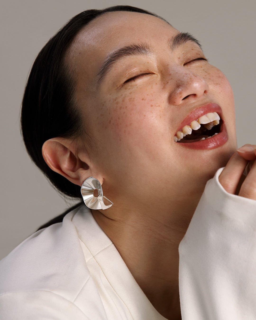 Alluring single earring round silver left