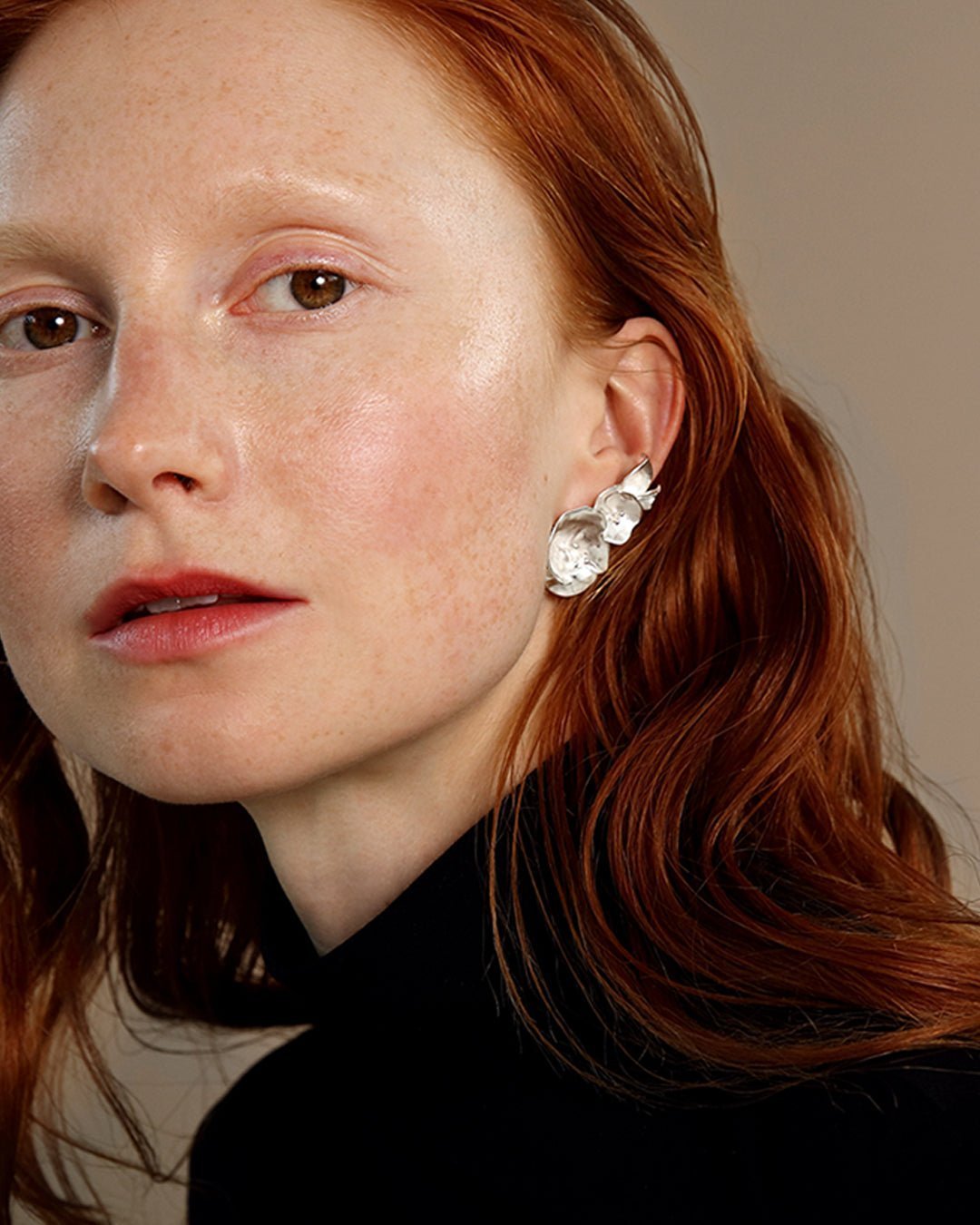 Kesäyön ruusu -korvakorut isot hopea puolipari vasen