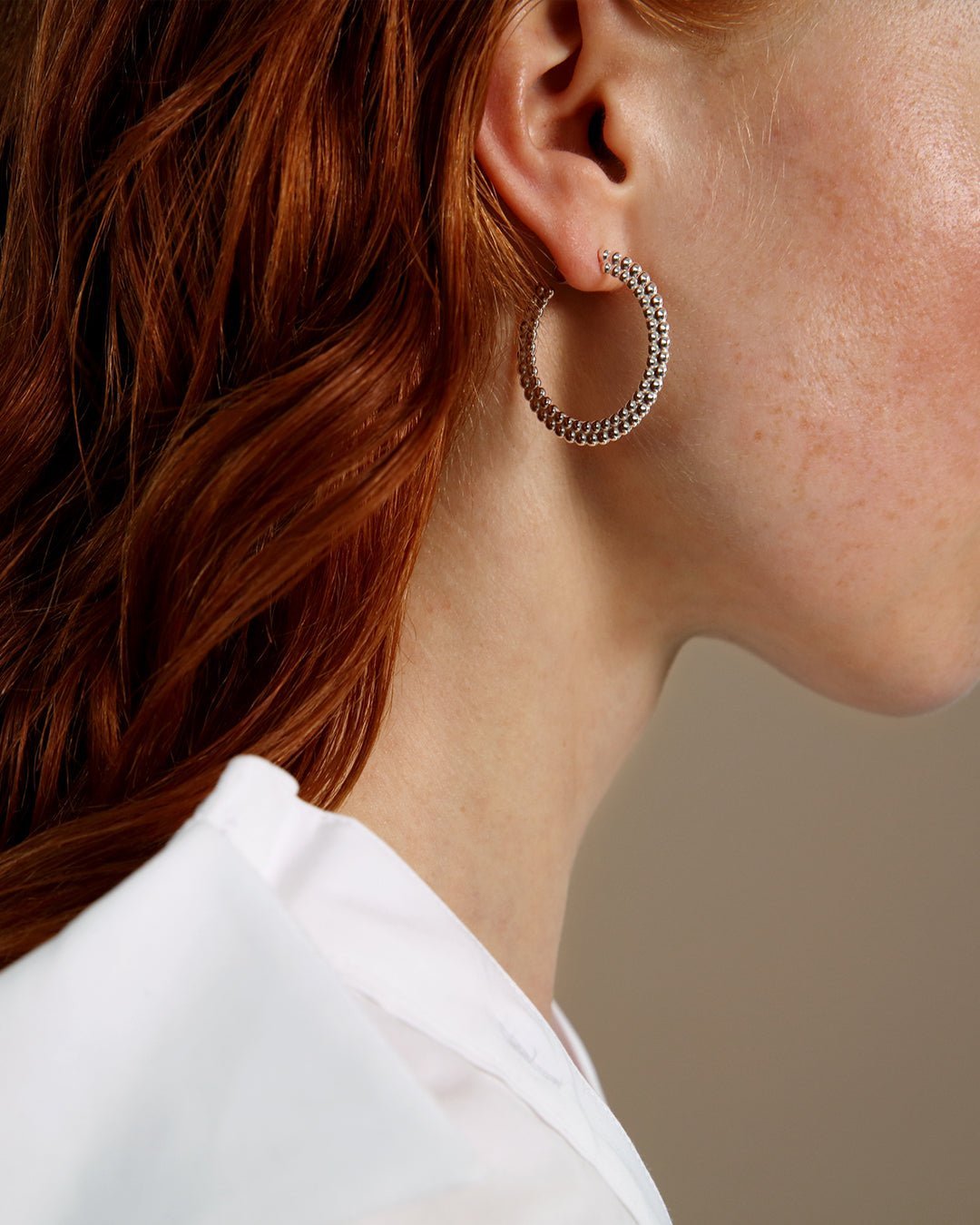 Valoisa isot rengaskorvakorut hopea puolipari vasen