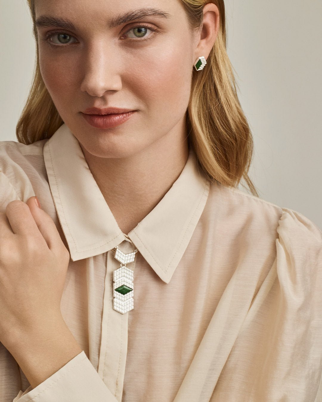 Haltija-kaulakoru hopea