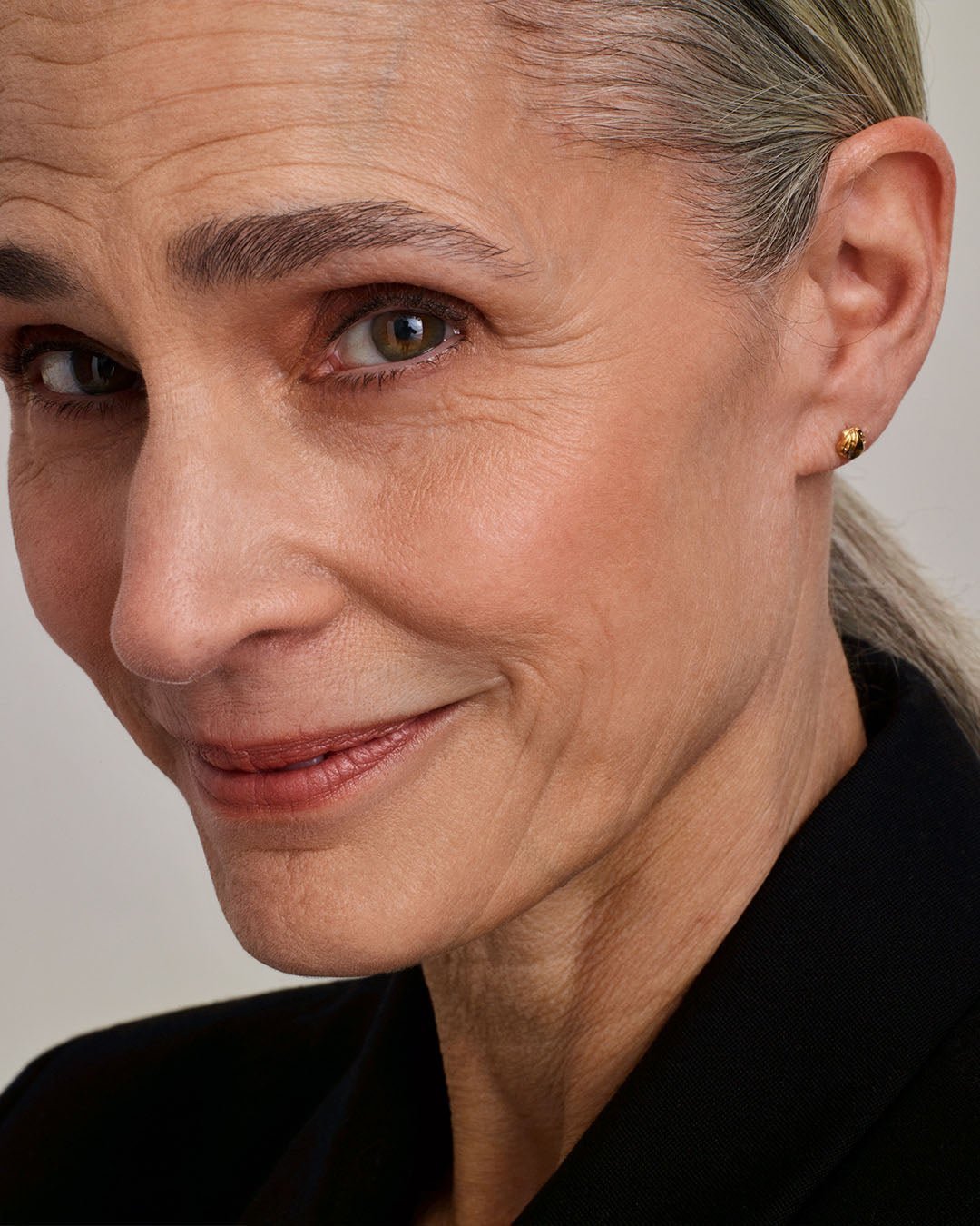 Mini tip earrings, gold, half pair right