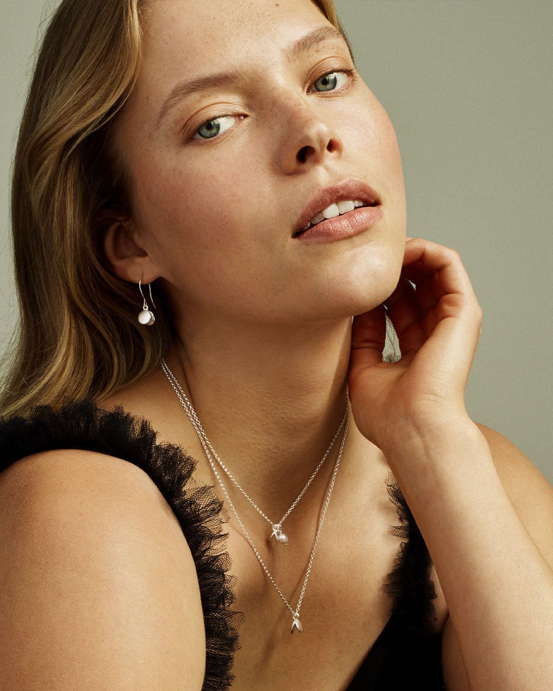 Onnenhelmi-korvakorut hopea puolipari oikea