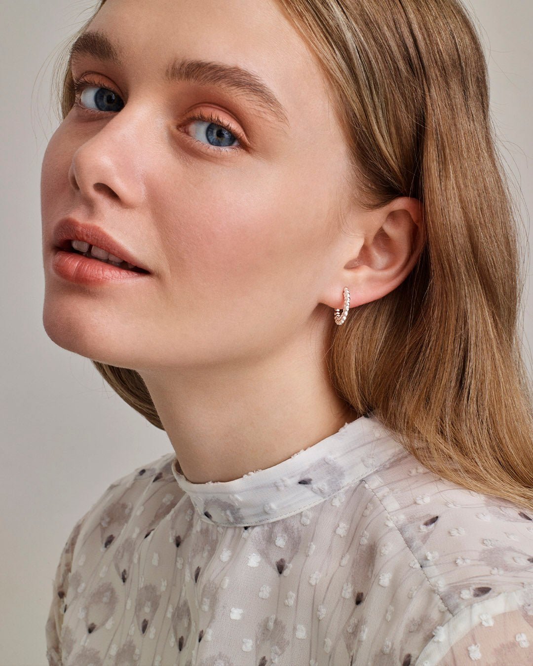 Valoisa hoop earrings silver half pair right