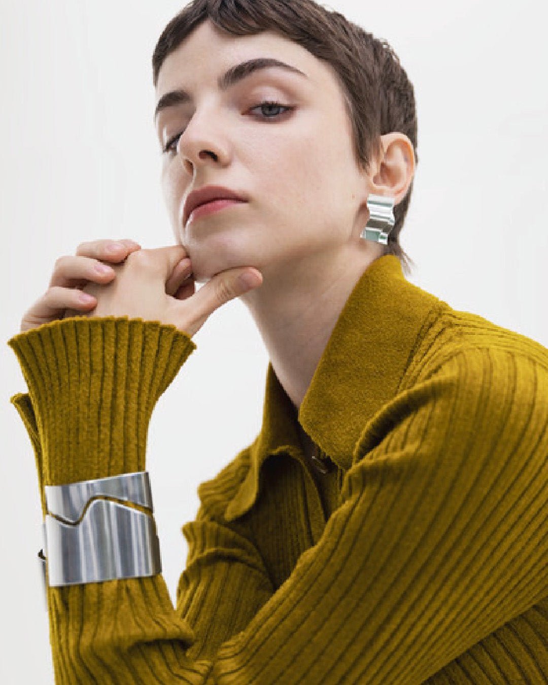 Vetovoima earrings silver half pair left