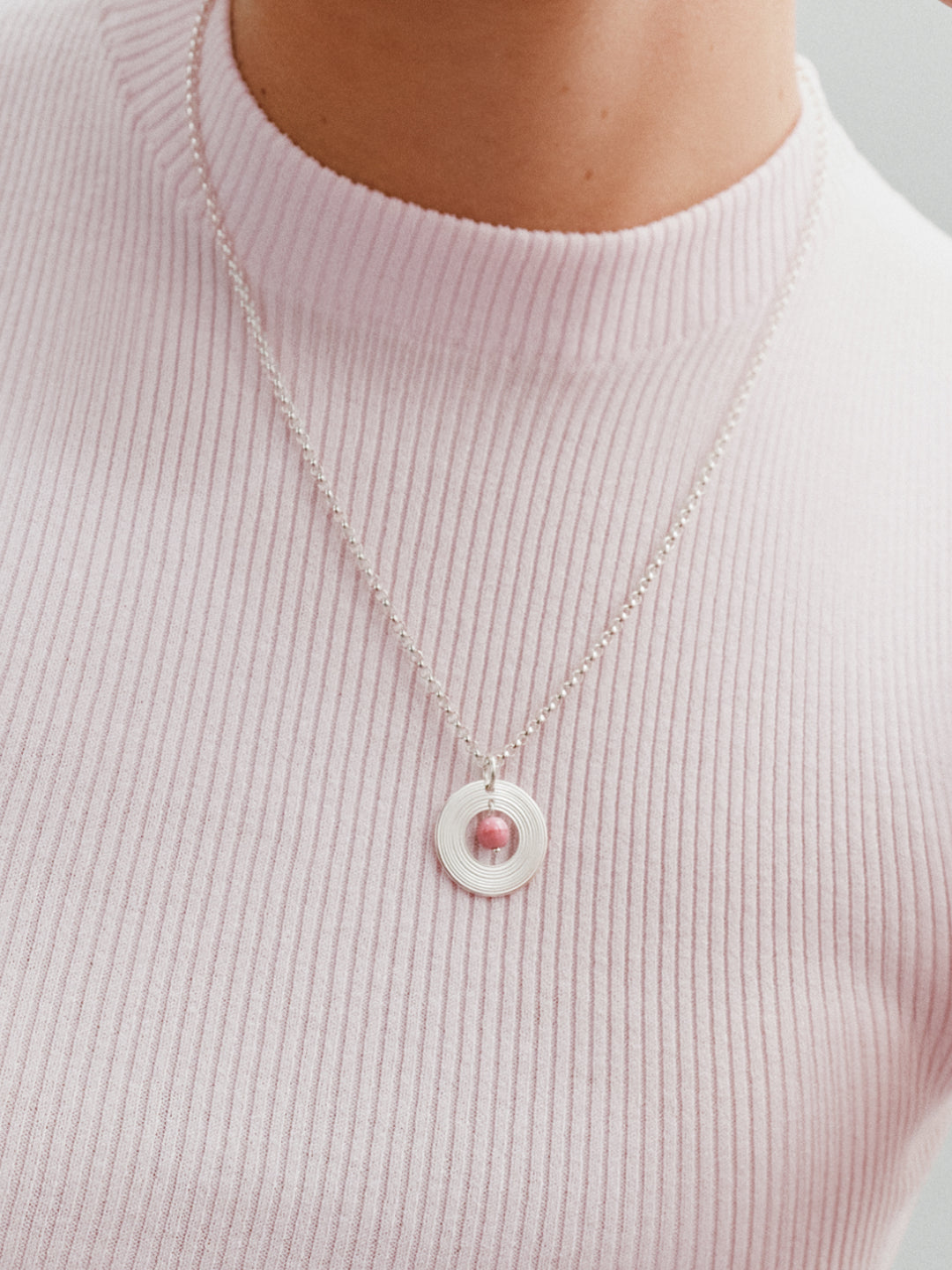 Roosa nauha 2026 Kosmos -riipus  hopea