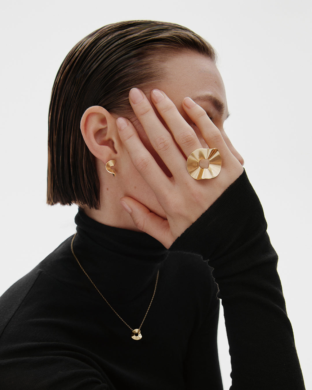 Vetovoima-korvakorut pieni pronssi