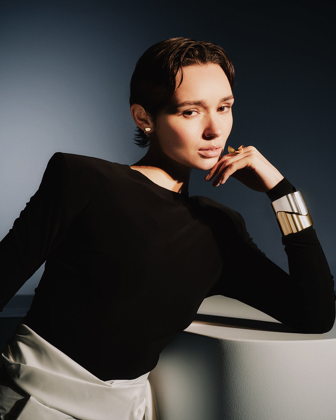 Vetovoima-korvakorut pieni pronssi