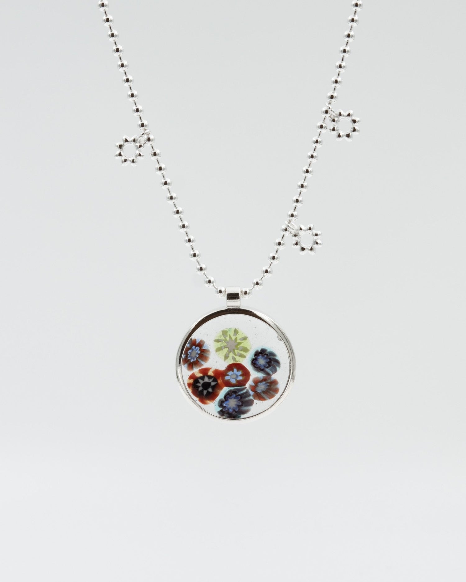 Pidetty Millefiori-riipus iso 55 cm hopea