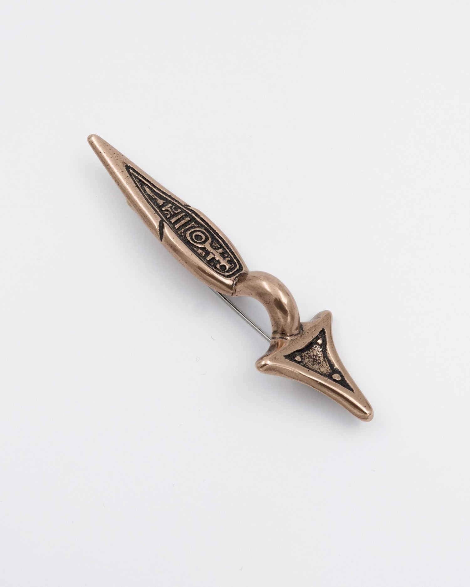 Pidetty Uskelan nuoli -rintakoru pronssi