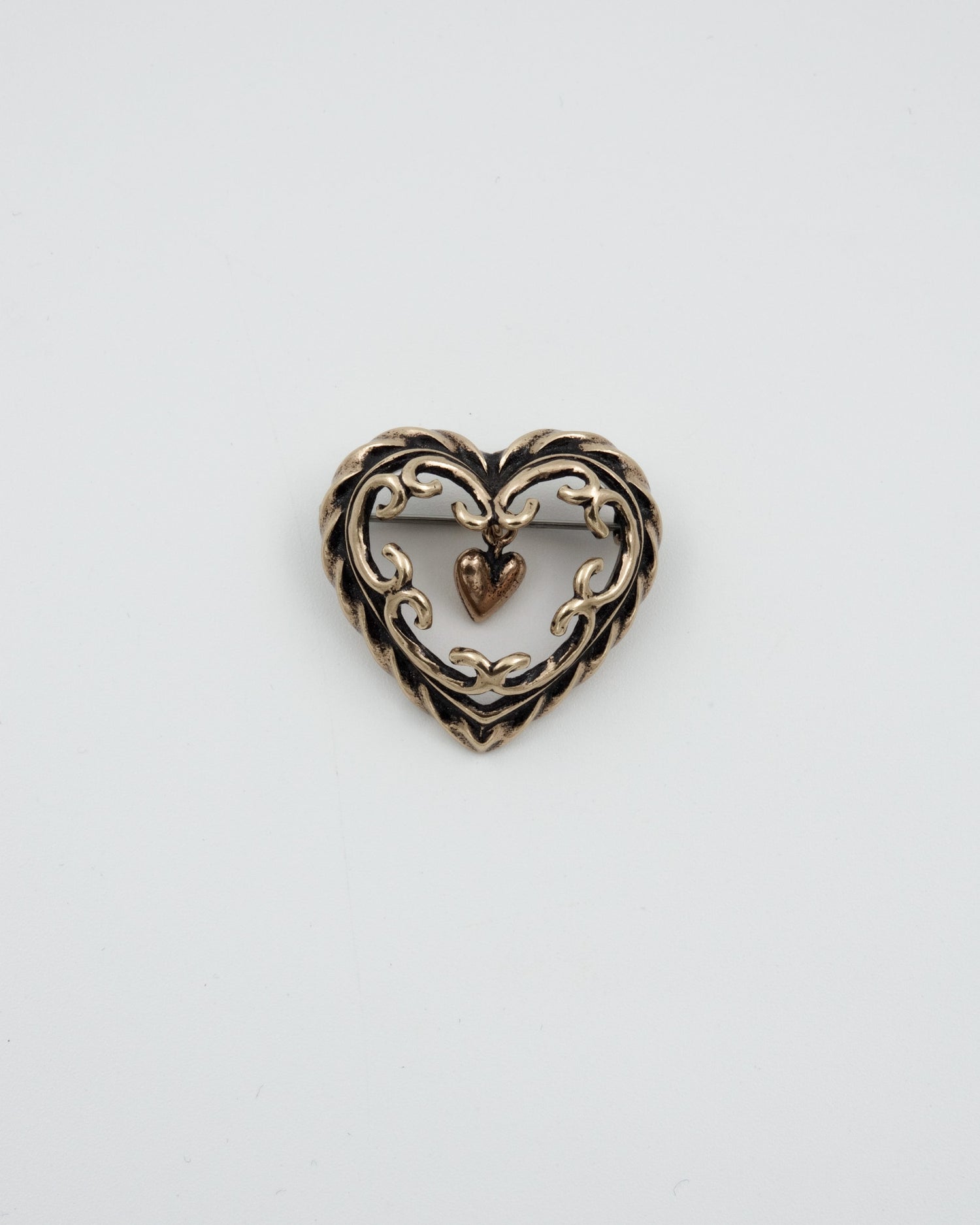 Pidetty Talon sydän -rintakoru pronssi