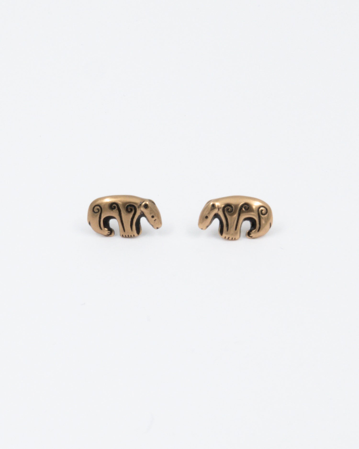 Pidetty Kalevankarhu-nappikorvakorut pronssi