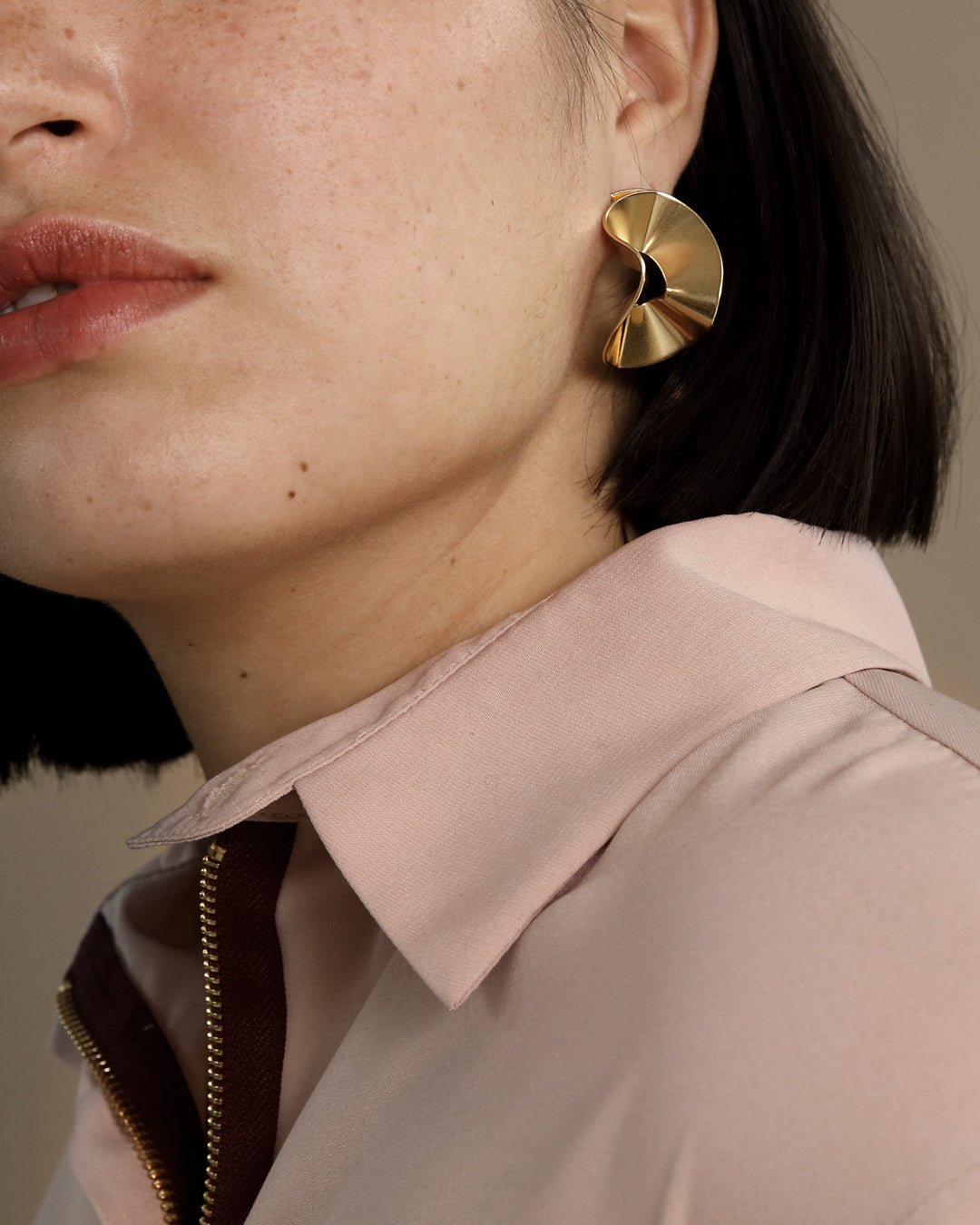 Vetovoima earrings round bronze half pair right